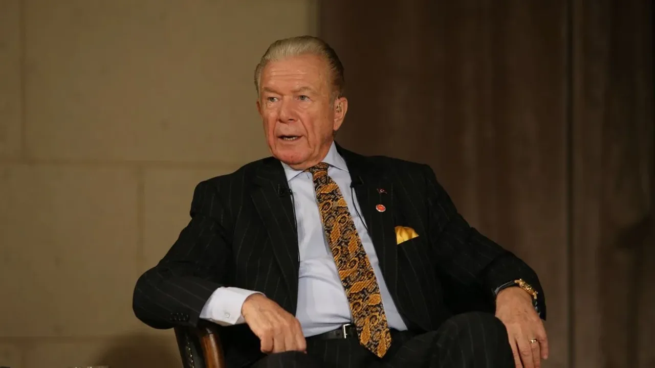 Dündar “Nevşin Mengü'nün babası merhum Şahin Ağabey, ARENA'nın ilk yıllarında avukatımdı. Kazandığımız tazminat paralarıyla yöneticilerinden olduğu Ankara Barosu'nda bir fon oluşturmuş ve Atatürkçü hukukçular yetiştirmek için harcamıştık. Nur içinde yatsın. Çok dürüst bir insandı. Nevşin de babasının kızıdır.” dedi.