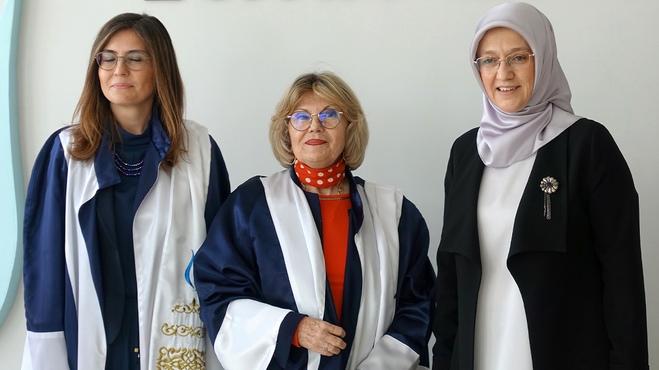  Tibet'e cübbesini Manisa Celal Bayar Üniversitesi Rektörü Prof. Dr. Rana Kibar (sağda) giydirdi.
