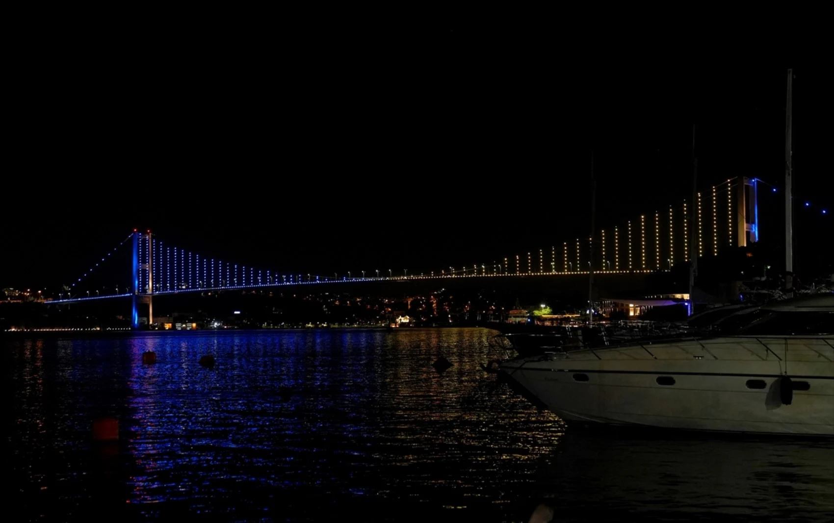 062458780 Aa 20250617 38299473 38299472 Fenerbahcebekonunavrupaligisampiyonlugudolayisiylakoprulersarilacivertlirenklerleisiklandirildi