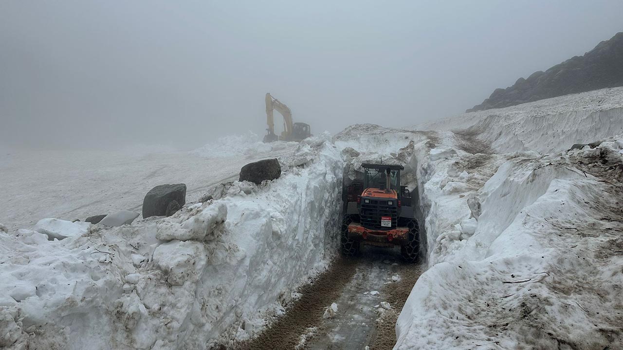 Rize'de haziran ayında karla mücadele sürüyor