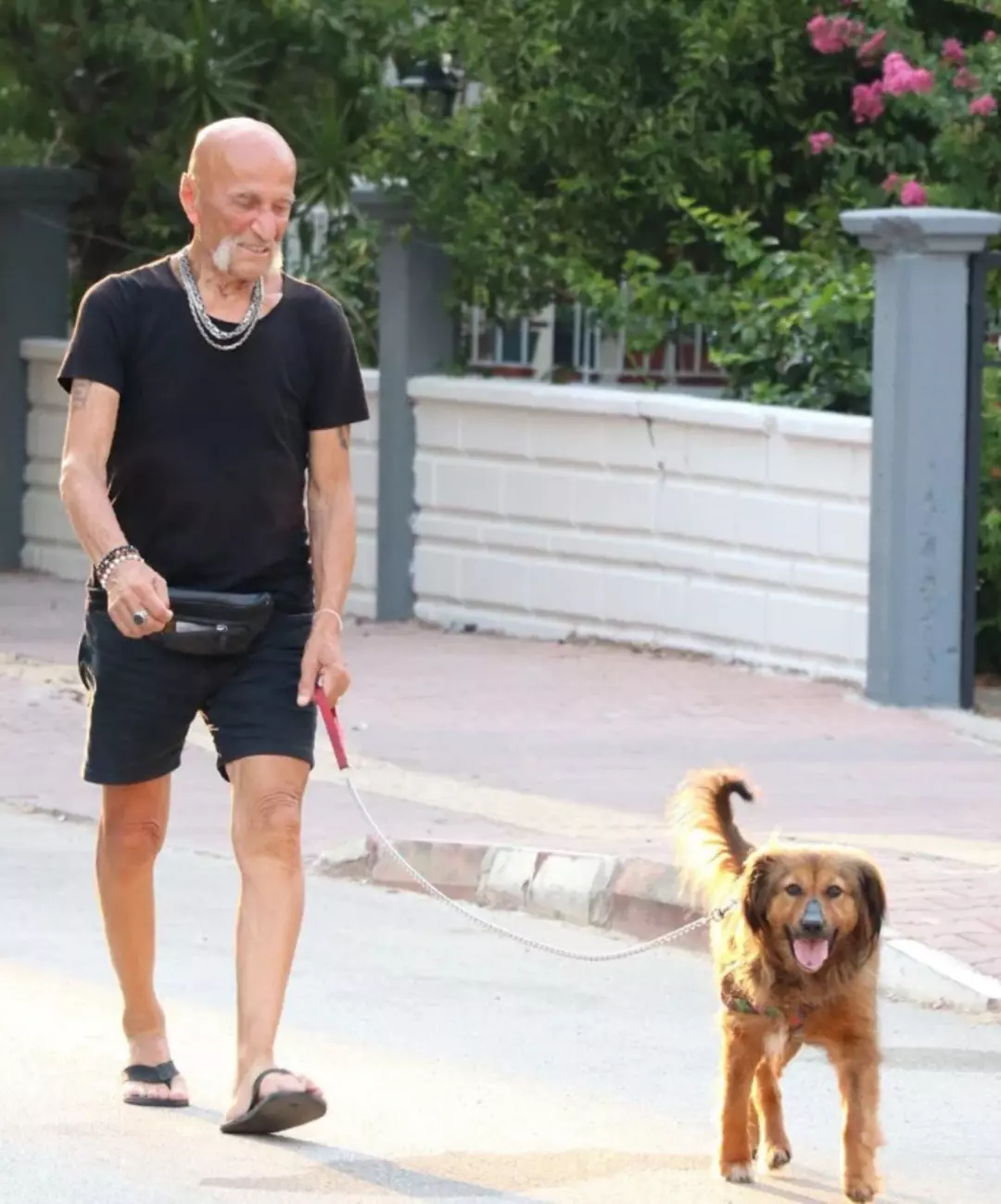 Ünlü oyuncu, son olarak "Mitoloji Mafyası" komedi filminde oynadığını söyledi ve film hakkında konuştu. "Dağlarda, tepelerde antik yerlerde çalıştığımız için orada sıcaklık sıfırın altında 15 dereceye kadar düşüyordu." diyen isim oynadığı rolü de açıkladı.