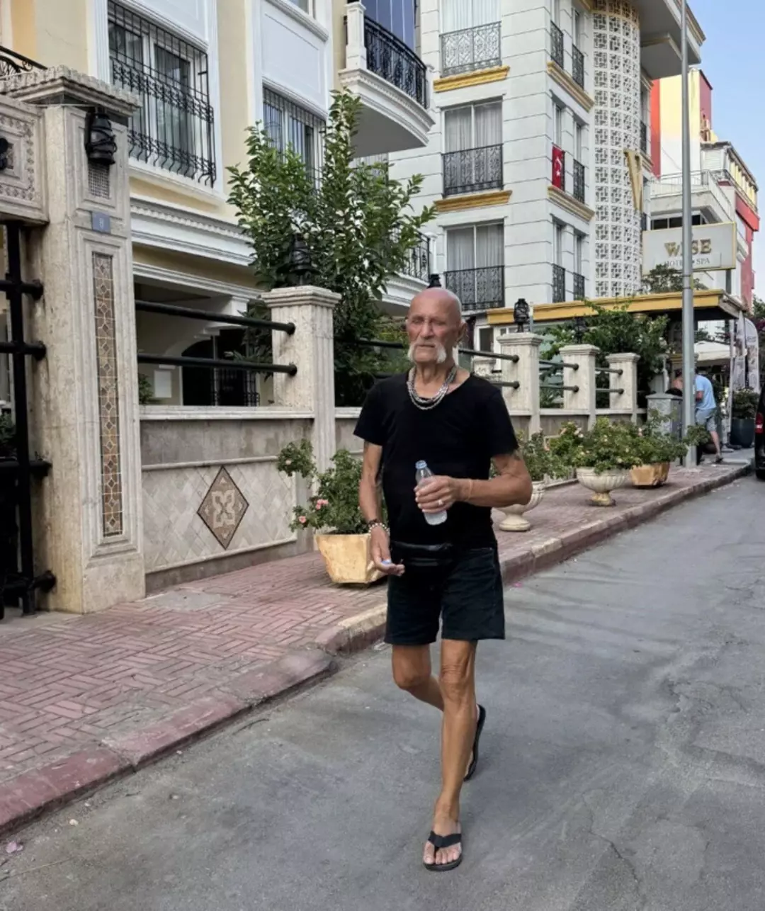 "İlkokul mezunuyum, 3 dil biliyorum. 9 yaşından beri çalışıyorum." diyen Göğen, "Neyi görmedim ki. Aile yaşantım çok güzel, evlatlarım var. Bir evladımı kaybettim, 7 ay önce de eşimi kaybettim. Üç ay içinde 4 arkadaşımı kaybettim. Bir yılda 14 kilo verdim" şeklinde konuştu.