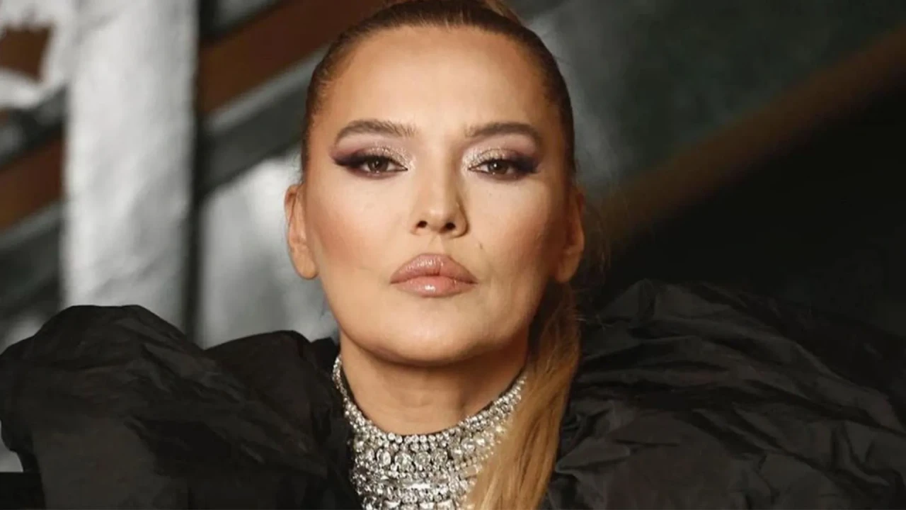 8833 Demet Akalinin Sahne Kiyafeti Olay Oldu Unlu Sarkicidan Aciklama Geldi