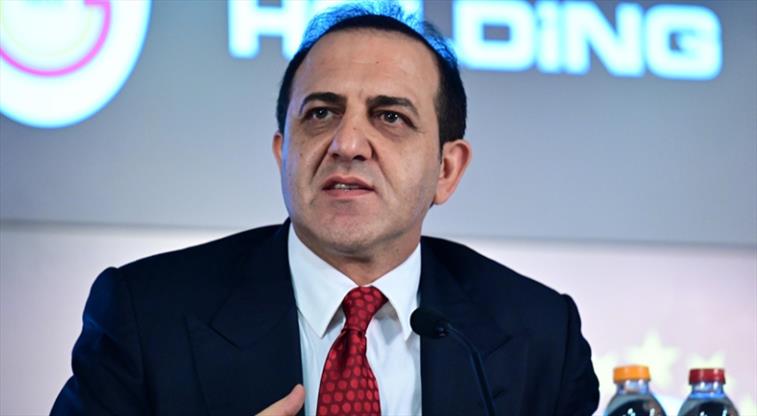 “Barış Alper bizim oyuncumuz. Ciddi teklifler geldi ama onun gibi bir futbolcuyu bulmak zor. Gerçekten çok iyi karakteri var. Galatasaray aidiyeti insanların söylediği gibi değil. Barış Alper Yılmaz’ın yanındayız! Ne gerekiyorsa yanında olmaya devam edeceğiz. Sahip çıkalım!” dedi.