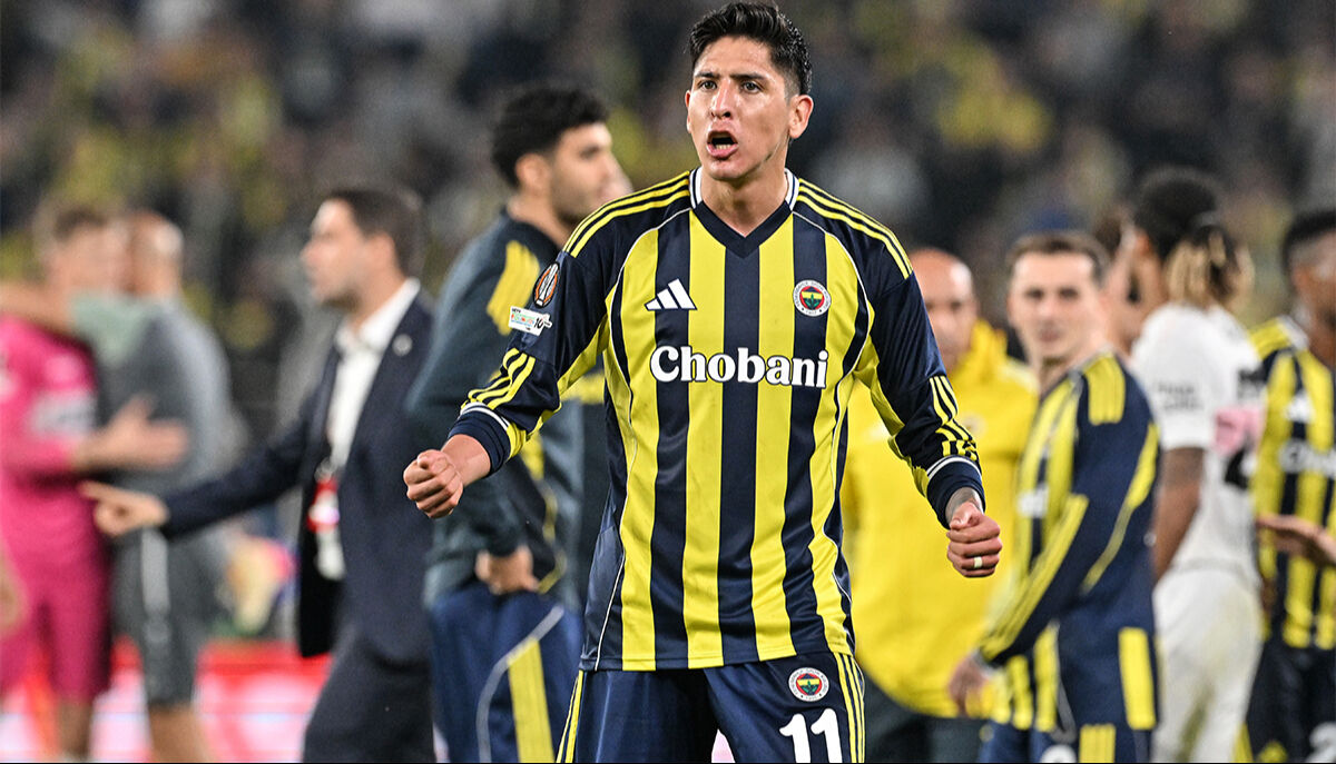 “HER ŞEY YOLUNDA” DEDİ
Yerden kalktıktan sonra oyuna devam eden Meksikalı futbolcunun bacağındaki morluklar kameralara yansırken, taraftarlar sosyal medyada “kırmızı kart net pozisyondu” yorumları yaptı.