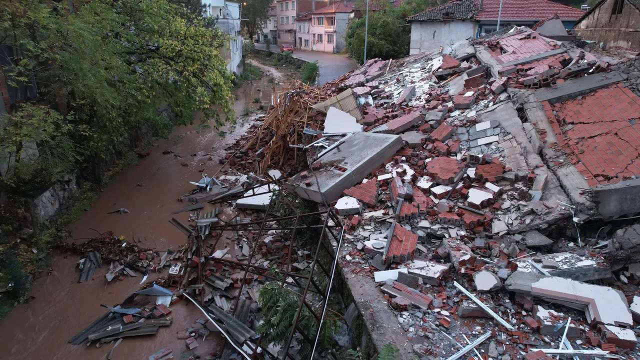 Balikesir Sindirgi Depreminde Coken Binalar Goruntulendi 3259424 202510280820 4
