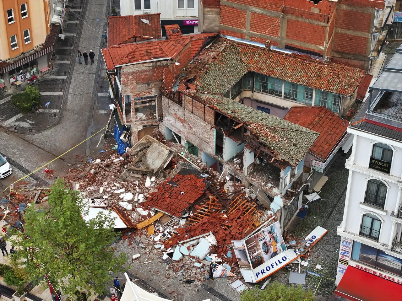 Balikesir Sindirgi Depreminde Coken Binalar Goruntulendi Hasarin Boyutu Gun Agarinca 3259424 202510280829 5
