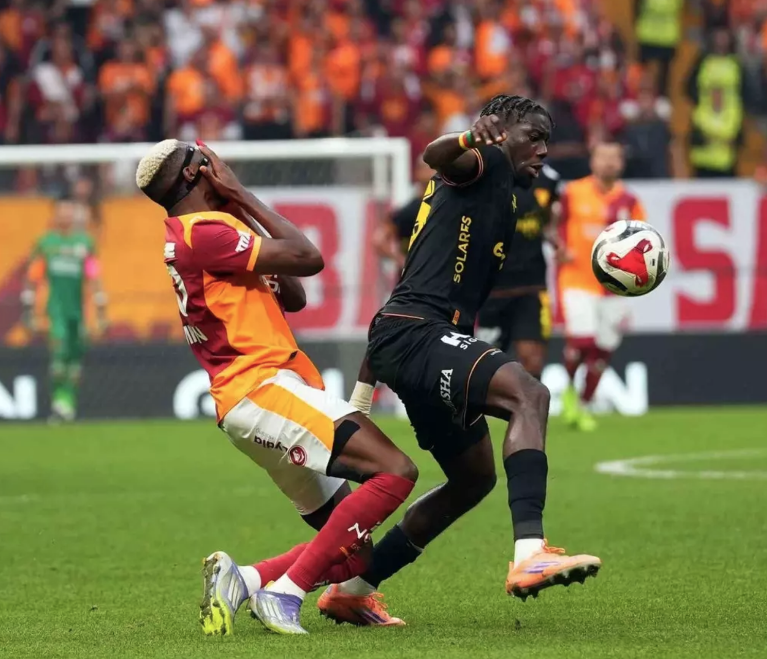 Karşılaşmanın 42. dakikasında Galatasaray’lı Victor Osimhen ile girdiği pozisyon sonucunda ikinci sarı kartı gören Bokele, kırmızı kart görerek takımını 10 kişi bıraktı. Bu dakikaya kadar başa baş giden karşılaşma kırmızı kartın ardından özellikle ikinci yarıda ev sahibi Galatasaray’a geçti.