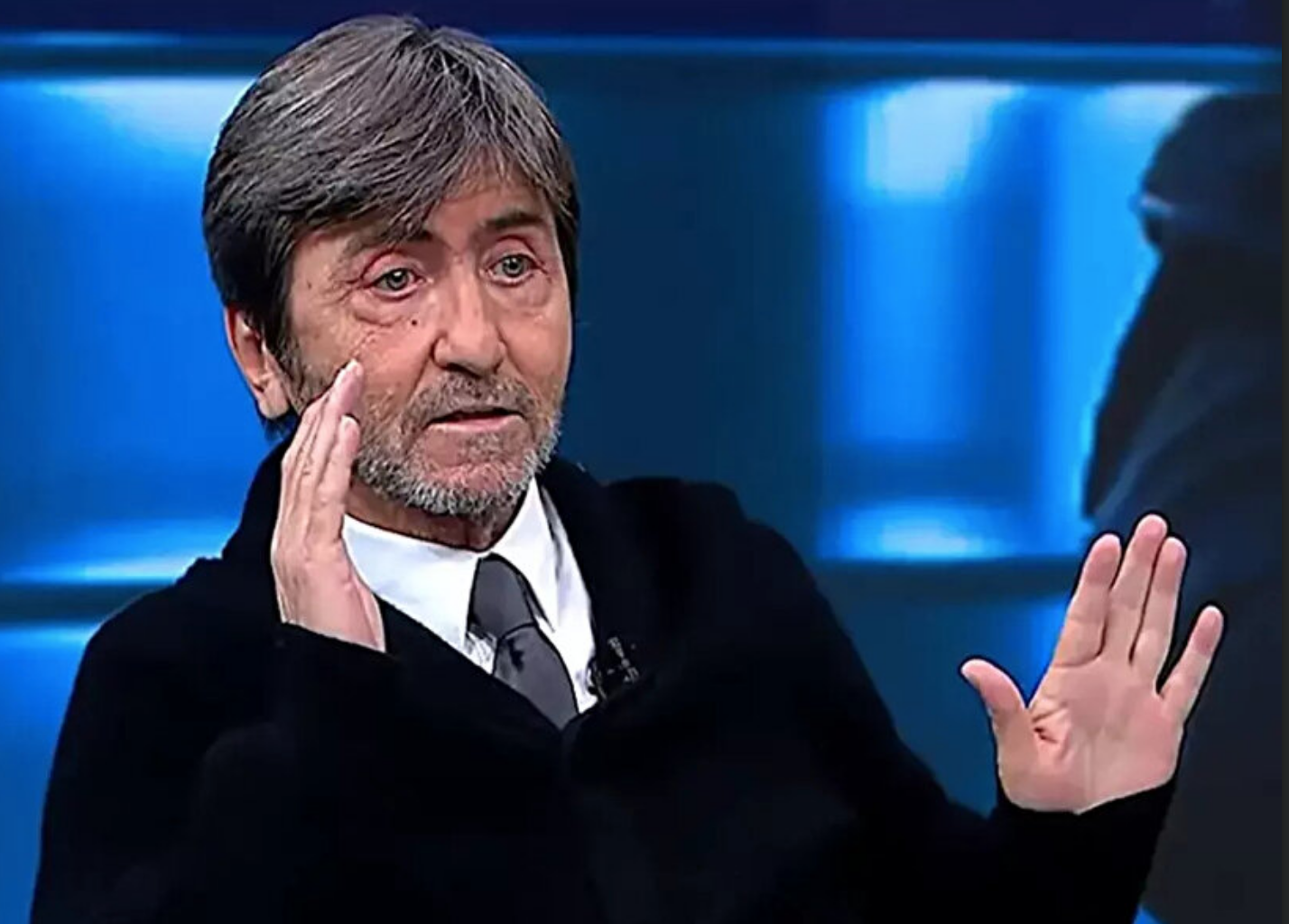 Okan Buruk’ta büyük sürprizler olmuyor, hatta küçük sürprizler de olmuyor. Bugün herhalde ligimizde medyanın hiç yanılmadığı takım Galatasaray’dır; 'Böyle çıkar.' dediler, böyle çıktı. Okan Buruk genelde bu tip şeyleri yapıyor; savunmayı ve ön tarafı Bodo maçından sonra bozmadı, sadece zaruriyetten Torreira’yı değiştirmek zorunda kaldı.