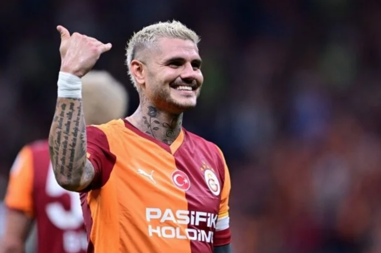 Icardi, saygı göstermek zorunda çünkü önünde şu anda sağlıklı ve formda bir Osimhen var. Bir de futbolun gerçekleri var; Avrupa arenasında, güçlü maçlarda şu andaki fizik kapasitesiyle sıkıntı yaşayabilir. Büyük bir sakatlık geçirdi, o yüzden %5-%10’luk artışlar olacaktır; daha zamana ihtiyacı olduğunu Icardi de bilmeli. Önemli olan, bu süreçte onun daha fazla çalışması.