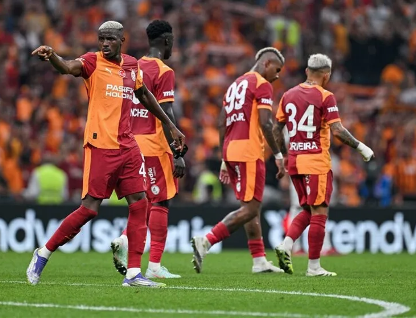 Galatasaray, 10 haftada 9 galibiyet ve 1 beraberlik aldı. Galatasaray, Türkiye’de oynadığı 21 maçta sadece 1 kez berabere kalmış, diğer maçlarını kazanmış. Bunu sadece kadro veya stat kalitesiyle ölçemeyiz; burada hoca kalitesi de var.O kadar güç farkı oldu ki Fenerbahçe, elinden gelen her şeyi yapmasına rağmen Galatasaray’ı yakalayamıyor. Bugün maçı izliyorsunuz, 'Acaba Göztepe Galatasaray’a rakip olabilir mi?' diyorsunuz. Tabii ki Göztepe’nin 10 kişi kalması da önemli; ancak belli bir yerden sonra Galatasaray’ın yetinmeyip baskıya devam etmesi ve bunu Avrupa’da maça çıktıktan 3,5 gün sonra yapması bence değerli.