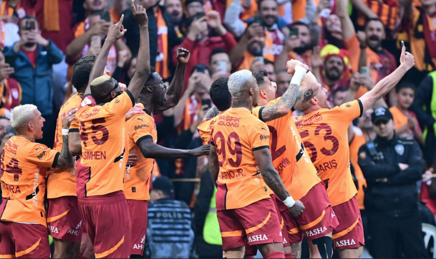 Galatasaray, diğer kulüplerin yapmadığını yapıyor; bu kulüplerden biri de Fenerbahçe. Galatasaray, maçlara maç maç bakıyor. Hiç abartmıyorum, Osimhen’e, Torreira’ya, Sánchez’e sorsanız 'İki hafta sonra kimle oynuyorsunuz?' diye, futbolcuların %80’i bilmiyordur. Maç maç konsantre olup oynayıp çıkıyorlar.