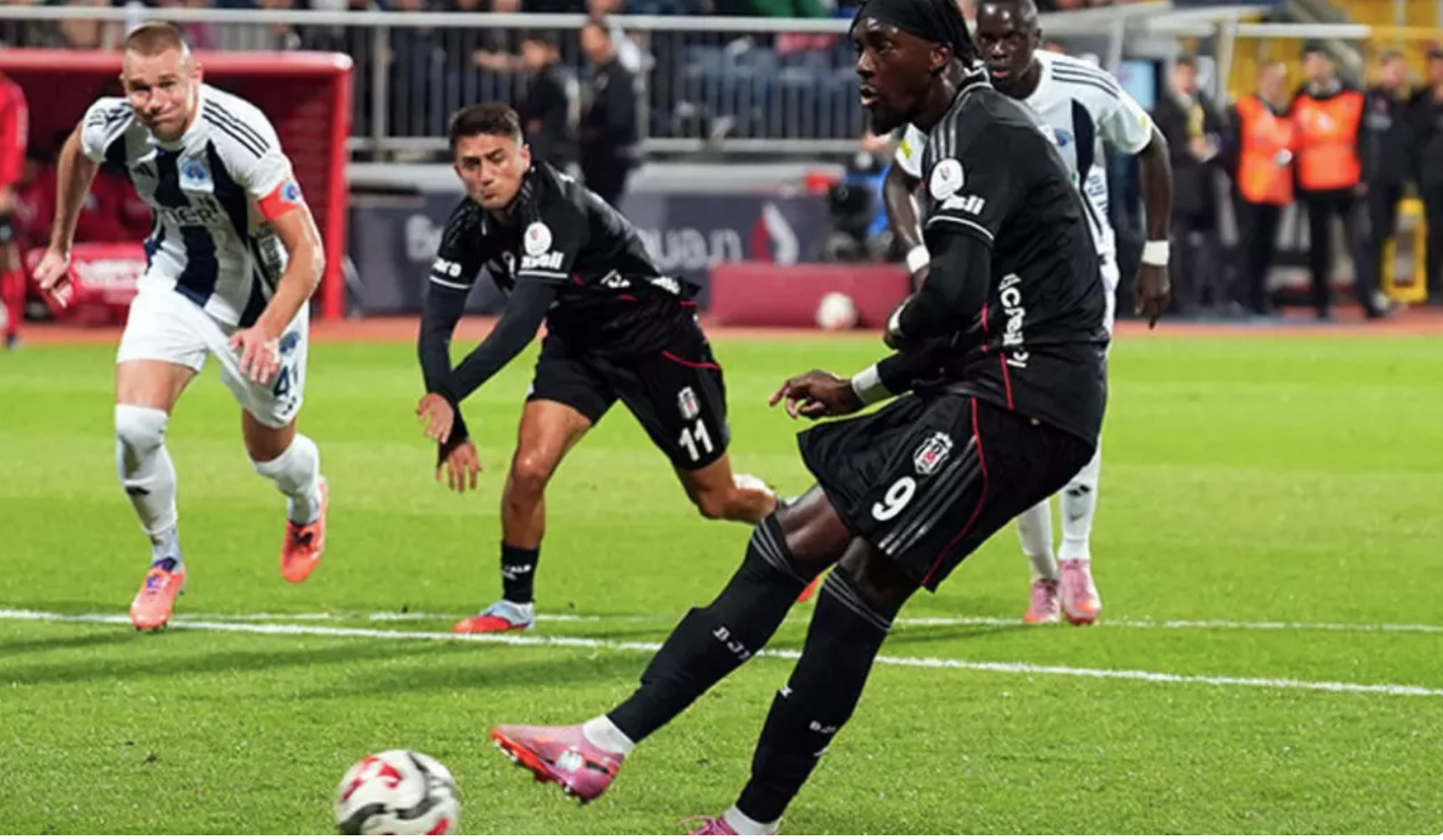 "Dün maçtan sonra gittim diğer maçları seyretmek için, bir adam geldi yanıma maçta hocam ben dedi futbolu hiç anlamam ama dün içimden geldi dedi, bu maçta penaltı kaçar dedim dedi 2 misli para kazandım dedi. Bu sırada da Beşiktaş penaltıyı kaçırmış tekrar oynuyordu. Böyle bir şey olabilir mi arkadaşlar? Adama bir şey mi geldi, vahiy mi geldi, biri mi söyledi, inanılır gibi değil..."