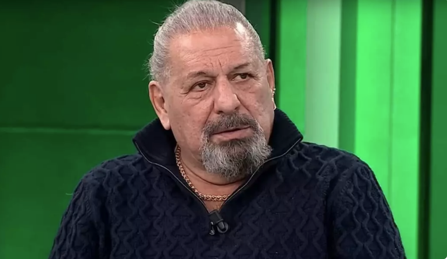 Türkiye'de hakem ahlaksızlığı yıllardır var. Uluslararası bir hakemimiz diyor ki MHK başkanına sen neden bahsediyorsun bütün VAR kayıtları bende var diyor ya. Bu benim bütün MİT'in kayıtları bende var demem gibi bir şey, hemen tutuklanmam lazım değil mi?