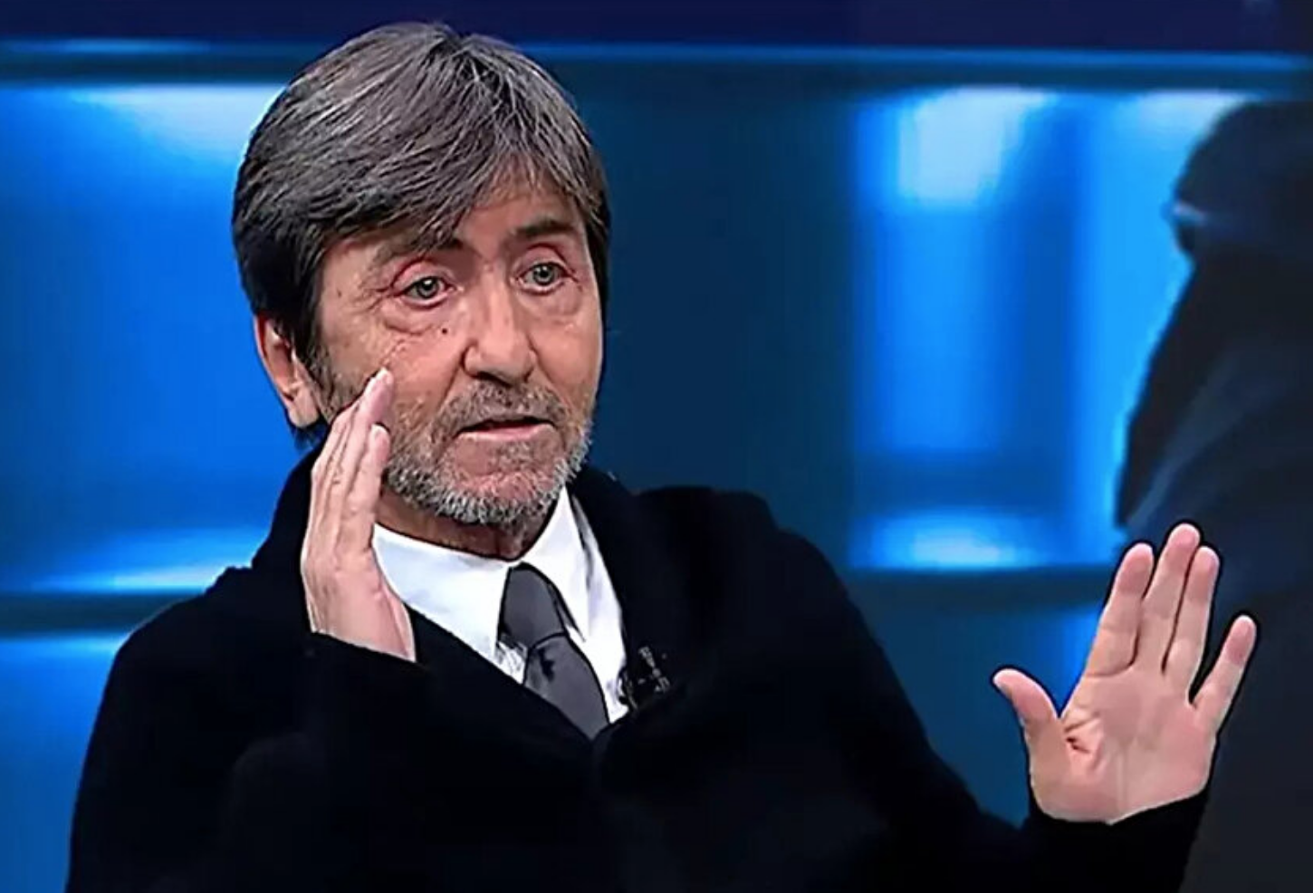 Rıdvan Dilmen'in açıklamaları şöyle:
"Buradan İbrahim Bey ve ekibine bir ricada bulunuyorum: X bir hakem bahis oynadıysa ve bu resmi de olsa men edilme süresi 3 ay ila 1 yılmış; buna ömür boyu men getireceksiniz. Bu hakemler stada da gelemeyecekler. Hiçbir insanı ayırmadan herkesi denetleyeceksiniz
Şu anda bu 7 üst klasmanı Ferhat Gündoğdu atıyor. Peki, hiç mi kontrol etmedi? Sosyal medya hesaplarına bakmadı mı? ‘Bu kimdir, iyi bir adam mı, problemli bir adam mı?’ diye hiç baktı mı? Bir de, Mehmet Büyükekşi’den defolu bir şekilde devraldığını söylüyorsun; sıkıntılar var diyorsun. Ancak 1,5 yıldır bu adamları üst klasmana çıkartıyorsun"