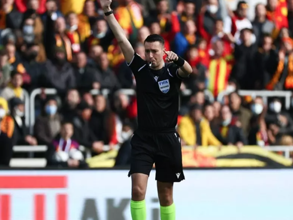 Fenerbahçe maçında Diagne’nin penaltı pozisyonundan önce, Halil Umut, düdük çaldım dedi. Ve Fenerbahçeli oyuncuya ikinci sarı kartı verdi. O pozisyonun ikinci sarı kartla alakası yok. O penaltıyı vermemek için. Eğer bu hareket varsa, avantaj yok kırmızı kartta diyor kural. Çıkaracaksın. Halil Umut, oyunu kesiyor. Gol pozisyonundayız, oyunu kesiyor. Bu pozisyonunda sarı kart var diyor. Yapacağı başka manevra kalmadı orada."