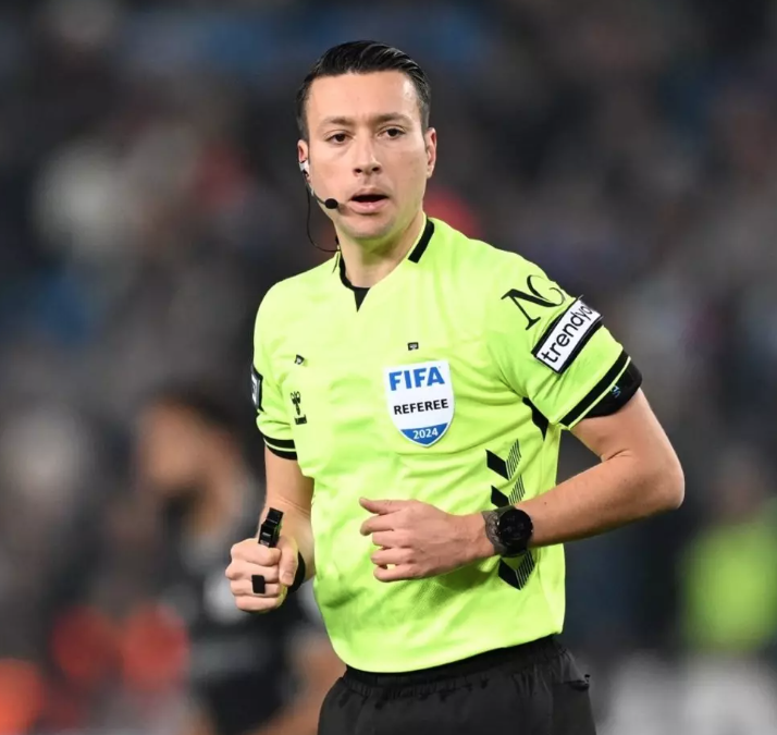 TFF’nin resmi sitesinde yayımlanan açıklamaya göre, Futbol Disiplin Talimatı’nın 57. maddesi uyarınca, futbol müsabakalarına ilişkin “bahis oynama” fiilinden dolayı 152 hakem disiplin kuruluna gönderildi. Bu isimler arasında 7 üst klasman hakemi de yer alıyor. Skandal listede kamuoyunun yakından tanıdığı bazı isimlerin bulunması futbol camiasında büyük yankı uyandırdı.
BAŞSAVCILIKTAN GECE YARISI AÇIKLAMA GELDİ
İstanbul Cumhuriyet Başsavcılığı'ndan açıklama:
"Ülkemiz profesyonel futbol liglerinde bir kısım hakemlerin bahis oyunlarına iştirak ettiklerine dair Türkiye Futbol Federasyonu’nun kendi iç mevzuatına göre hazırladığı ve kamuoyuna ilan ettiği disiplin sevk yazısıyla ilgili olarak, önceki yapılan açıklamalarımız doğrultusunda soruşturma; 6222 sayılı Kanun kapsamında suç oluşturan eylemlerin tespiti açısından Cumhuriyet Başsavcılığımız koordinesinde Federasyon, İstanbul Emniyet Müdürlüğü ve MASAK Başkanlığımız ile işbirliği içerisinde devam etmektedir."
GALATASARAY GECE YARISI ZORBAY KÜÇÜK'LE İLGİLİ PAYLAŞTI!
Galatasaray: "Kulübümüze karşı takındığı hasmane tutumu, söylemleri ve skandal kararları ile tanınan hakem hakkında görüşümüz ve açıklamalarımız da herkesin malumudur.
Bugün gelinen noktada, aynı hakemin bahis oynadığı iddiasıyla tedbirli olarak disipline sevk edilmesi, o dönemdeki endişelerimizin haklılığını ortaya koymaktadır."