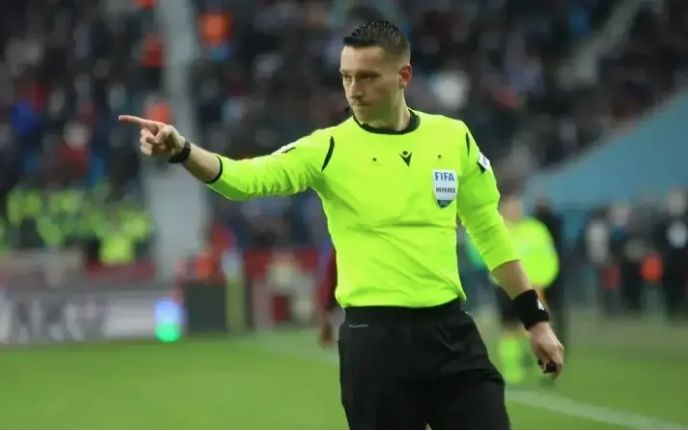 Son günlerdeki Türk futbolundaki bahis skandalını yakından takip eden UEFA ve FIFA olayı yakından takip ediyor. UEFA ve FIFA, yetkili kişilerden sürekli bilgi alıp, olayları detaylıca irdeliyor. Kurumların kısa süre içerisinde soruşturma açmayı planladığı öğrenildi.