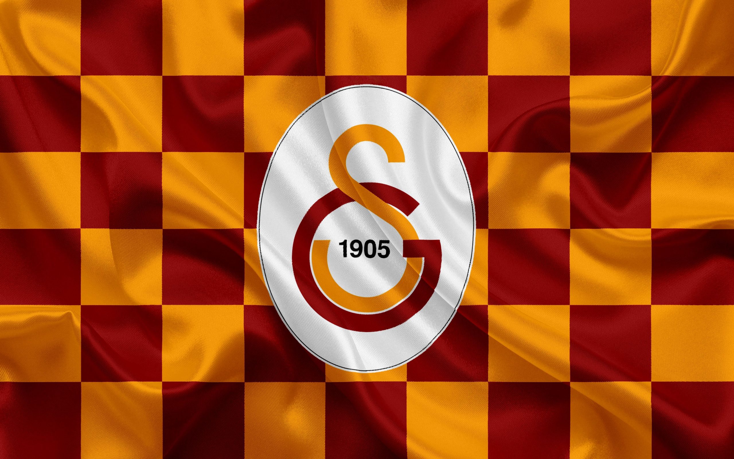 Galatasaray'ın açıklaması;
"Türkiye Futbol Federasyonu Başkanı Sayın İbrahim Hacıosmanoğlu'nun bugün gerçekleştirdiği basın toplantısında, kamuoyuyla paylaştığı bilgiler, Türk futbolunun uzun süredir içinde bulunduğu güven ve adalet krizinin boyutlarını açıkça gözler önüne sermiştir.
Sahada adaleti sağlamakla yükümlü hakemlerin bahis hesaplarının bulunduğu ve aktif olarak bahis oynadıklarının tespit edilmesi, yalnızca spor ahlakına değil, Türk futbolunun temel değerlerine de ağır bir darbedir.