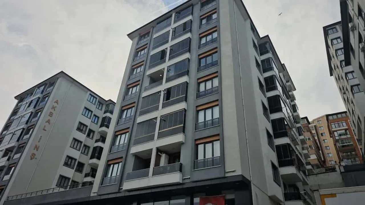 Gazeteci Aykut Kucukkayanin Annesi 4Uncu Kattan Belediye Baskaninin Arabasinin Ustune 3265035 202511201502 1