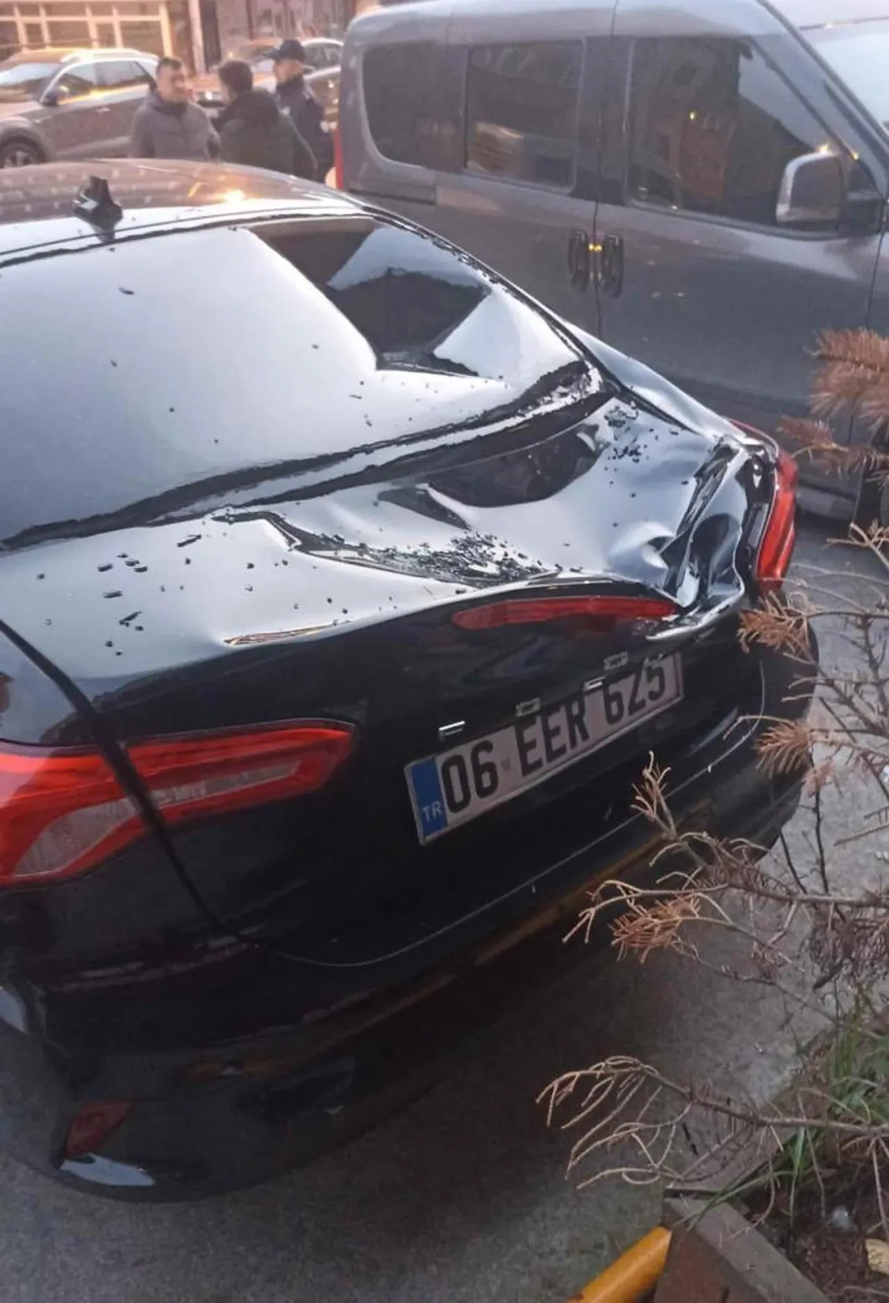 Gazeteci Aykut Kucukkayanin Annesi 4Uncu Kattan Belediye Baskaninin Arabasinin Ustune 3265035 202511201502 3