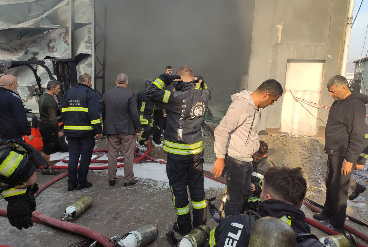 Kocaelide Parfum Deposunda Yangin 6 Kisi Hayatini Kaybetti 17625882046011 2