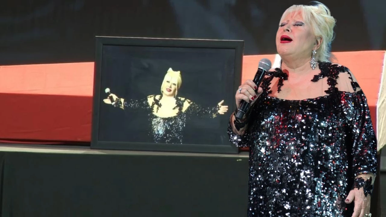 Muazzez Abaci Icin Akmde Toren Duzenlendi Soxs