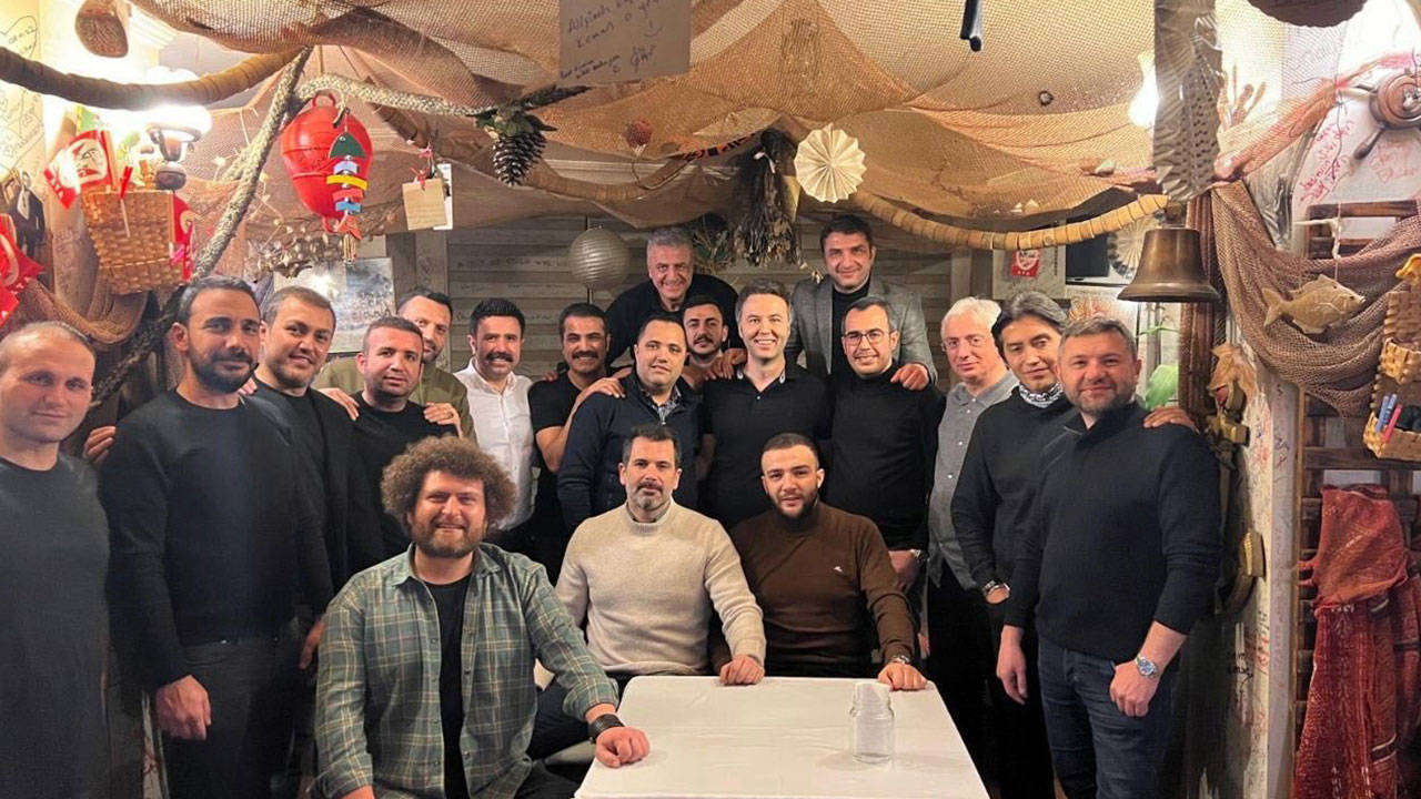 Fotograftaki Kisi Binalinin Kardesi