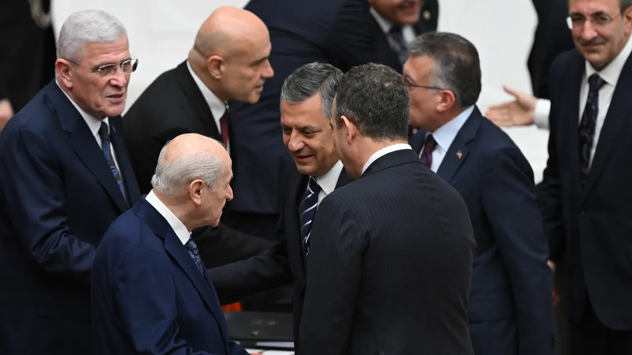 Tbmmde Tebessum Havasi Dem Partililer Ve Ozgur Ozel Bahcelinin Yanina Gitti 1753789 Photogallery 20251208125749 2