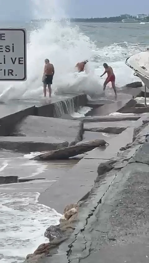 Istanbulkadikoydedevdalgalarincarp1100132326582Jpg Bn6 I1Z Un8 E Owot1 J Y Dn Mpg