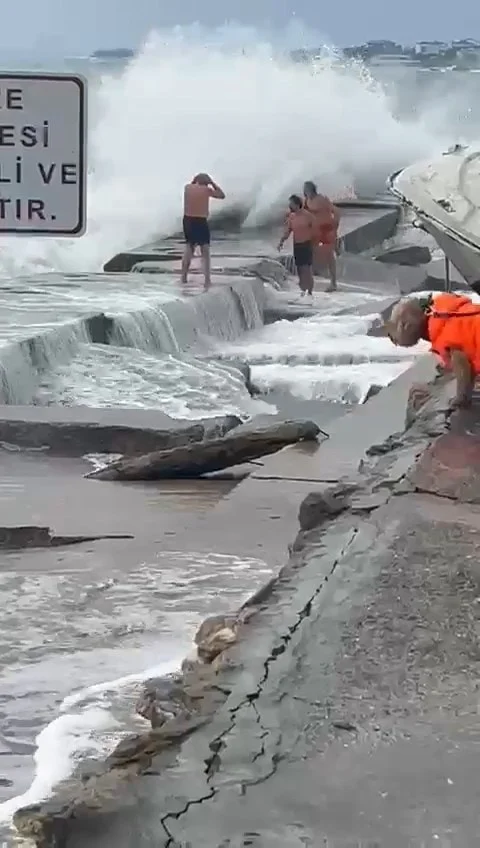 Istanbulkadikoydedevdalgalarincarp1100133326582Jpg Aq O Zv5 F4 E I N C W T Ms W Rc A