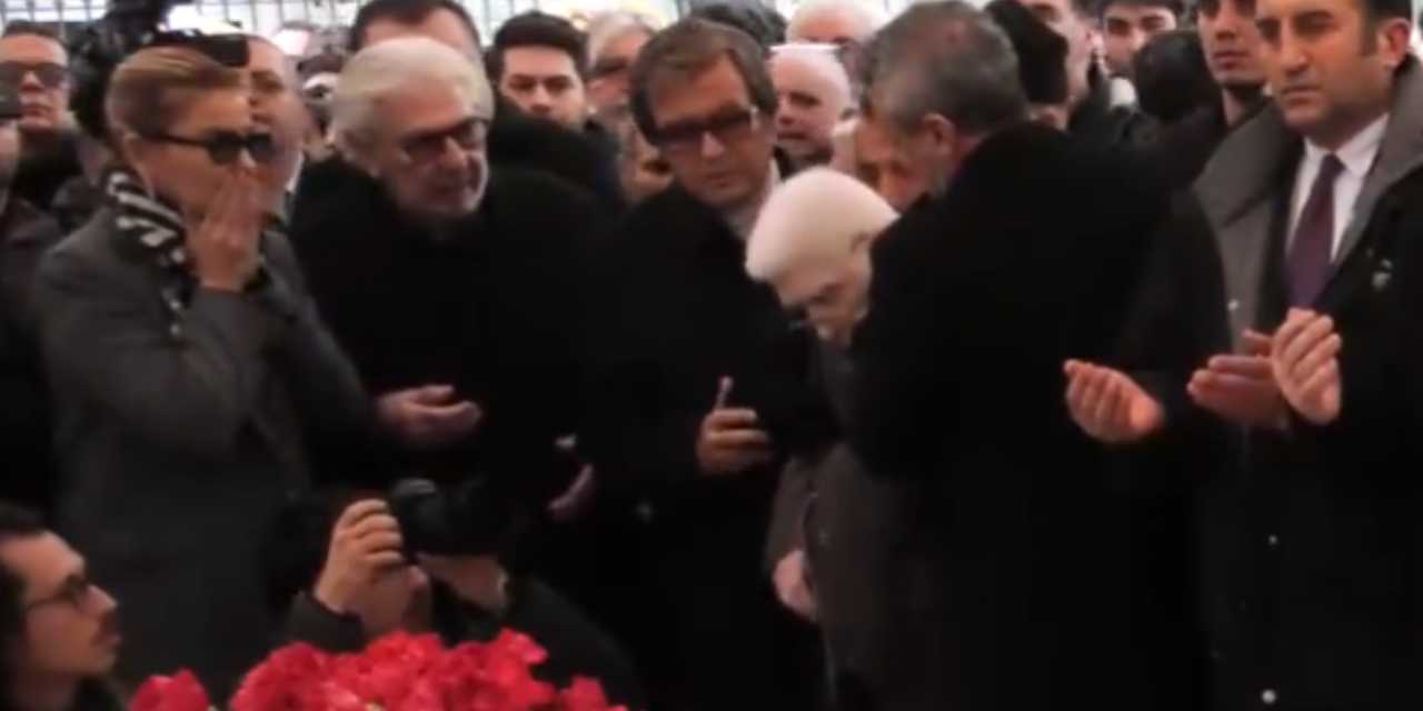 Zzet Gunay Cenazede Fenalasti Apar Topar Ambulansa Kaldirildi 1