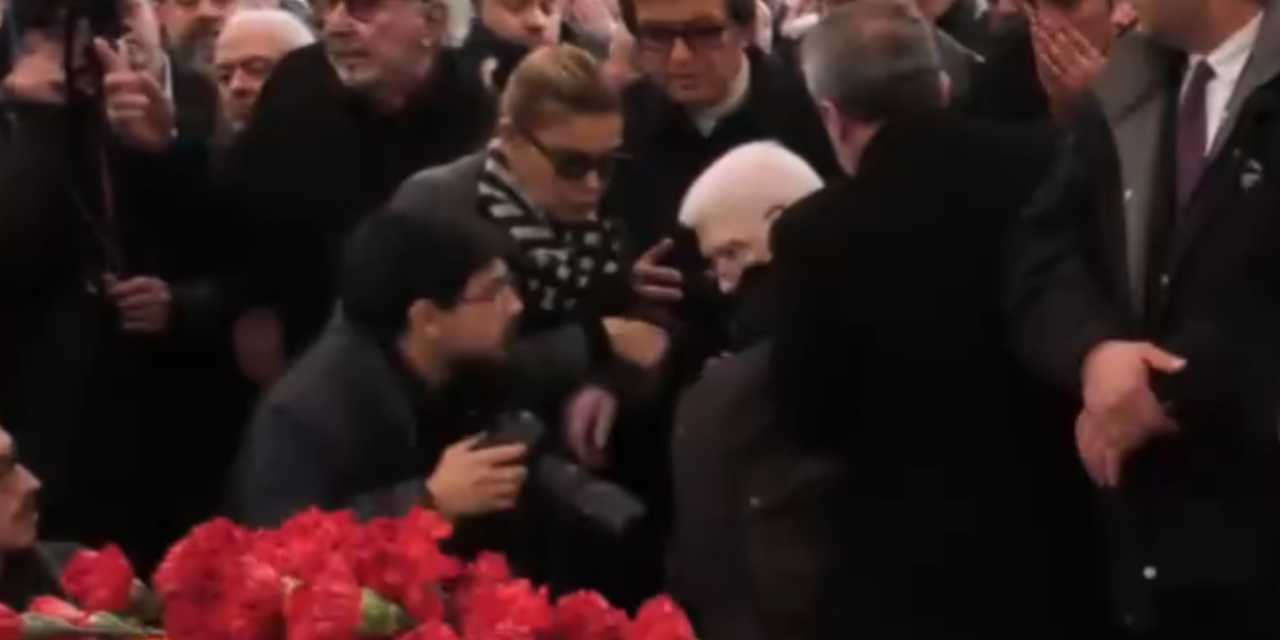 Zzet Gunay Cenazede Fenalasti Apar Topar Ambulansa Kaldirildi 2