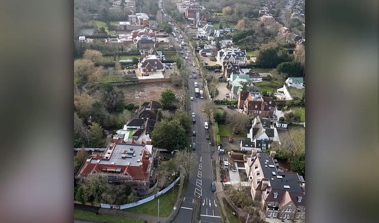 Iran Dini Lideri Hamaneyin Oglunun Milyarderler Sokagindaki Dudak Ucuklatan Degerdeki 3279679 202602011240 2