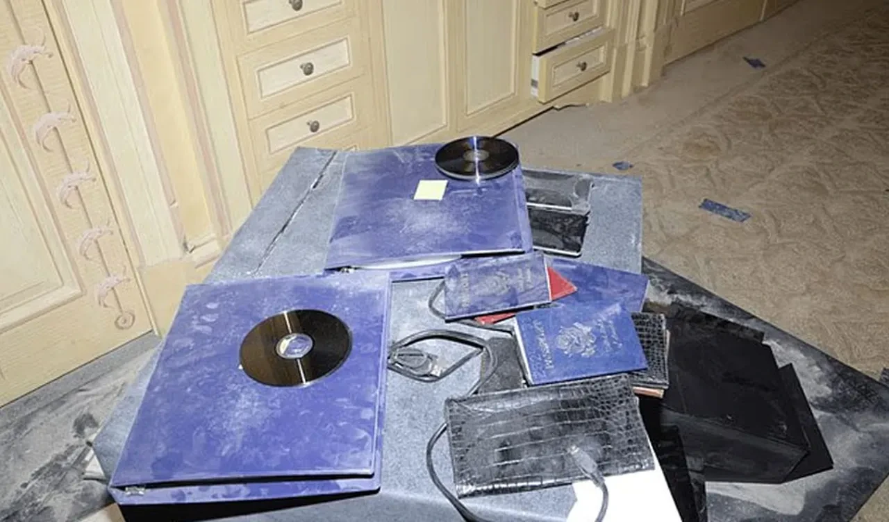 Jeffrey Epsteinin Gizli Depolari Ortaya Cikti Cdler Fotograflar Kayitlar 3283975 202602231023 2