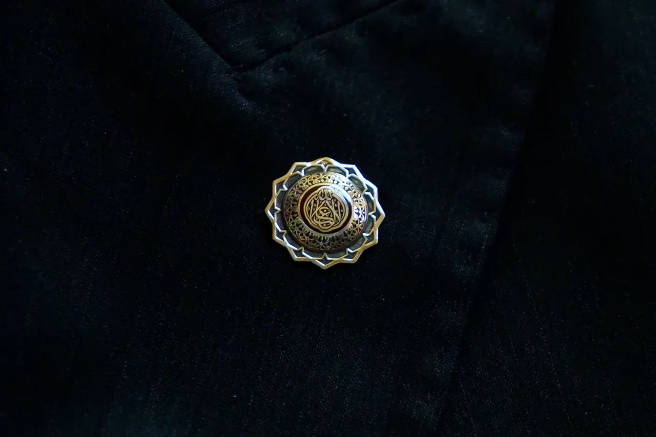 Devlet Bahceliden Dikkat Ceken Yuzuk Ve Rozet Iran Savasina Yusuf Suresi Ile Mesaj 3285892 202603031212 2