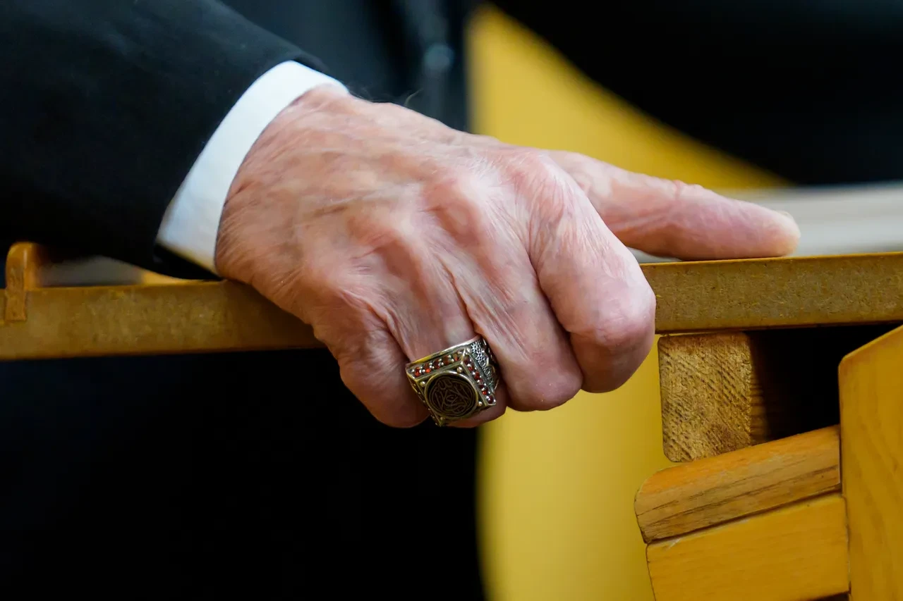 Devlet Bahceliden Dikkat Ceken Yuzuk Ve Rozet Iran Savasina Yusuf Suresi Ile Mesaj 3285892 202603031212 3