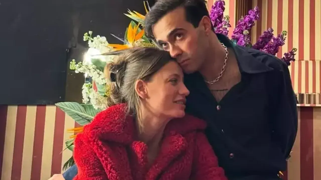 Mert Demirden Serenay Sarikayaya Her Sabah Romantik Jest