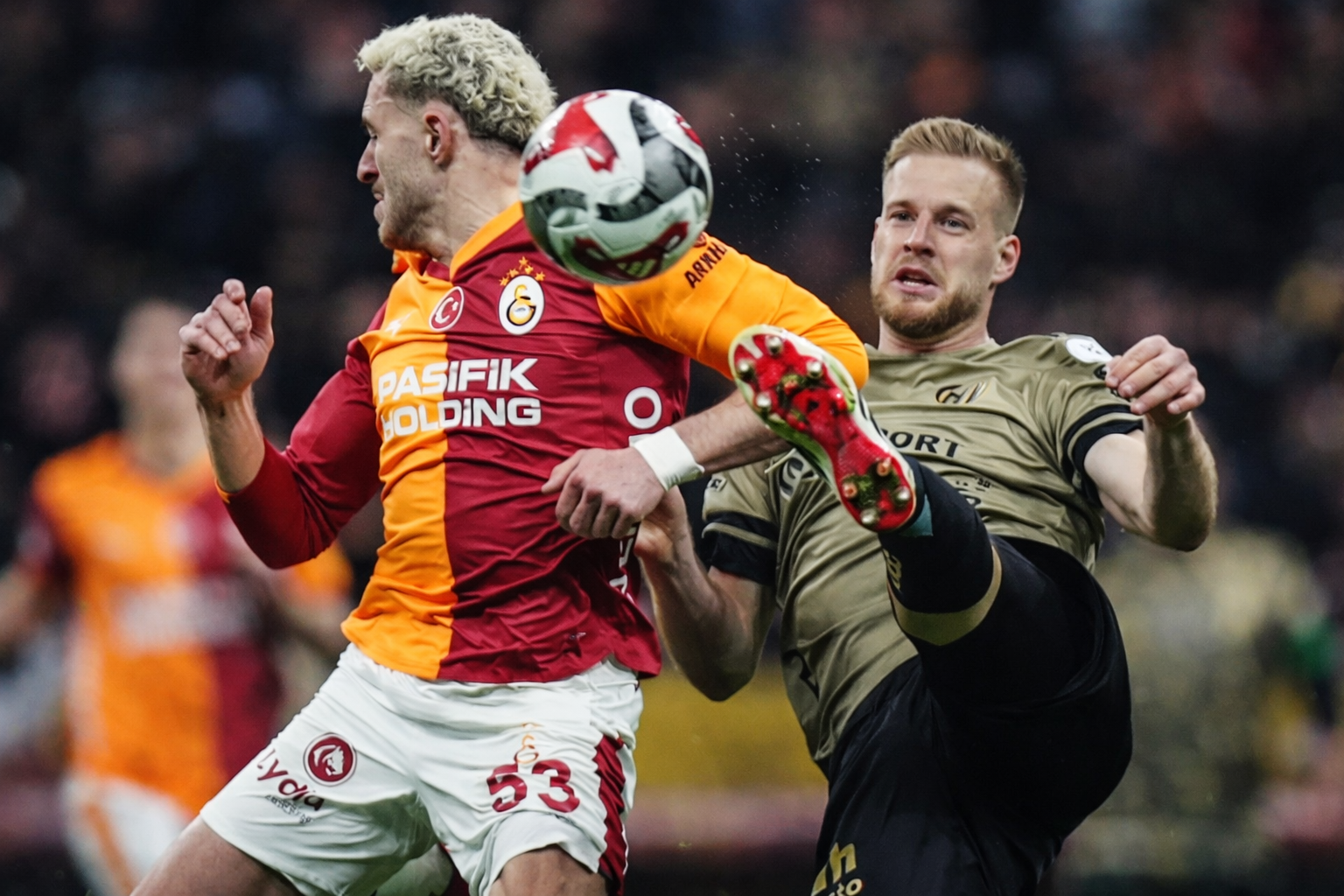 Galatasaray evinde puan kaybetti! Fenerbahçe farkı kapattı