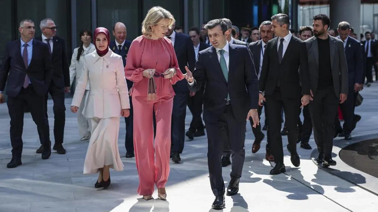 Belcika Kralicesi Mathilde Baykari Ziyaret Etti Selcuk Bayraktarin Uyarisi Dikkat Cek 3334556