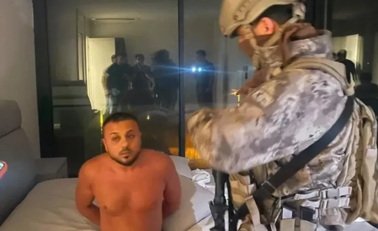 Kirmizi Bulten Ile Araniyorlardi Mit Dunyanin Aradigi Iki Uyusturucu Baronunu Yakalad 3340032 202606061847 2