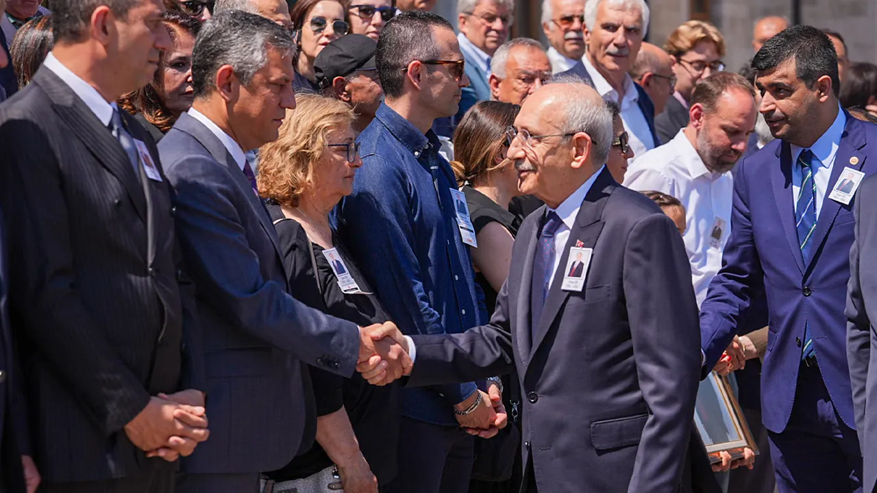 Mutlak Butlan Sonrasi Ilk Temas Kemal Kilicdaroglu Ve Ozgur Ozel Tokalasti 1799272 20260625111759 20260625111759