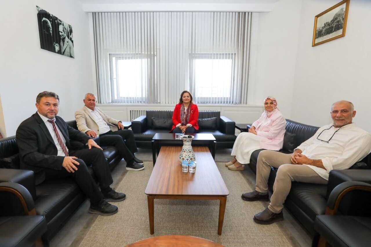 074302829 Chpden Akpye Gecen Burcu Koksalin Makam Odasindaki Fotograf Degisikligi Dikkat Cekti Icerik 2
