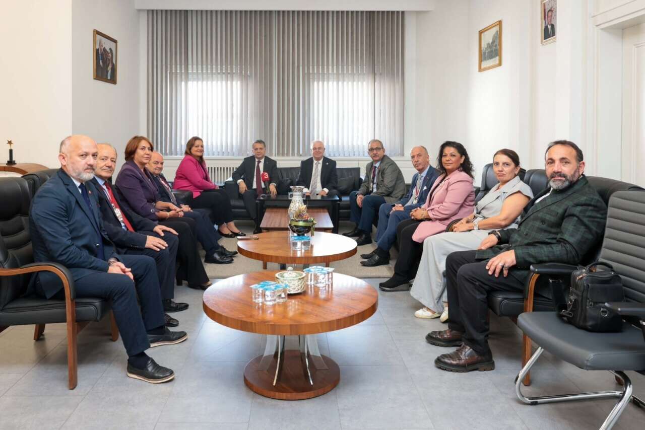 074302876 Chpden Akpye Gecen Burcu Koksalin Makam Odasindaki Fotograf Degisikligi Dikkat Cekti Icerik 3