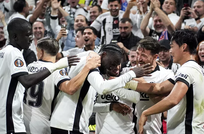 Dolmabahçe'de 4 gol, 1 kırmızı kart! Beşiktaş'ın Avrupa serisi sürüyor
