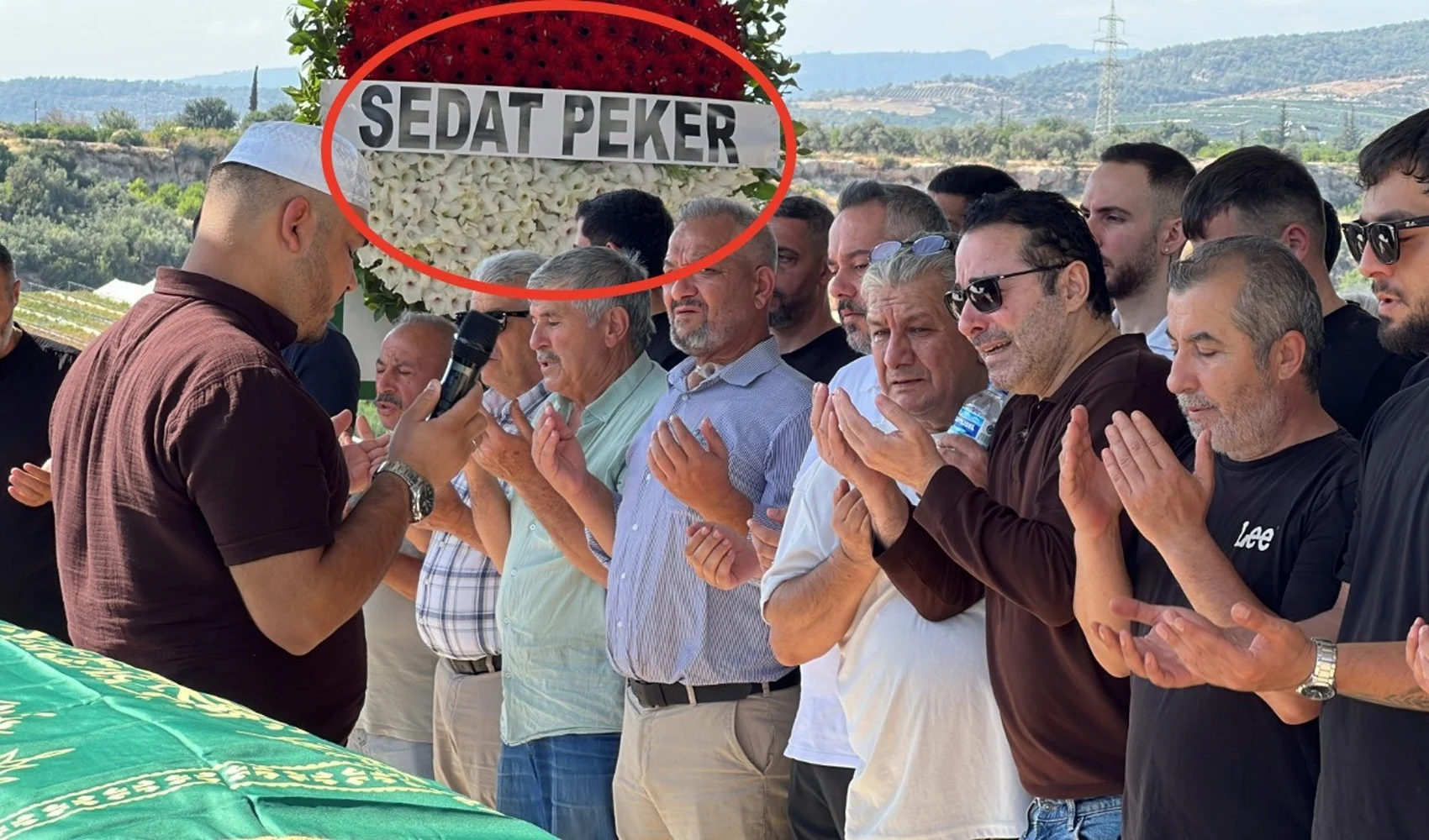 Kapak Sezen Tasin Cenazesinde Sedat Peker Celengi 280809