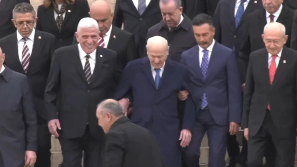 Musavat Dervisoglu Ve Devlet Bahceli 29 Ekim Toreninden Kol Kola Cikti Aobo